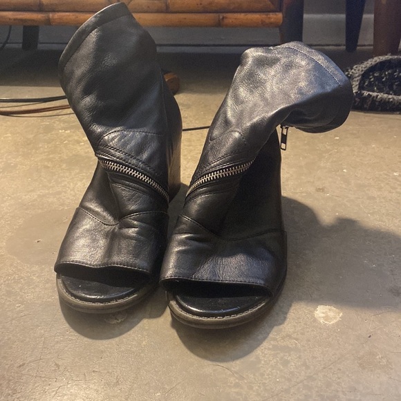 Summit by White Mountain black booties. Size 41/10 - Picture 3 of 11